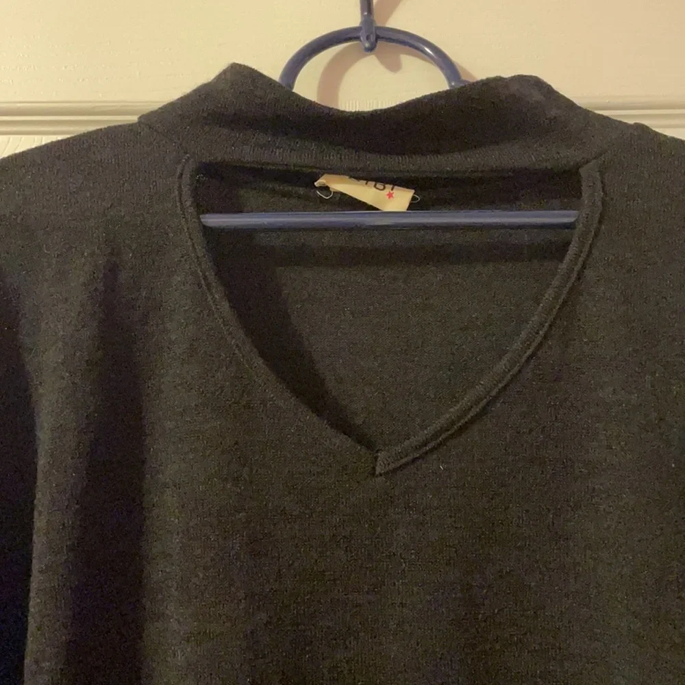 Women’s cutout top - Picture 2 of 3